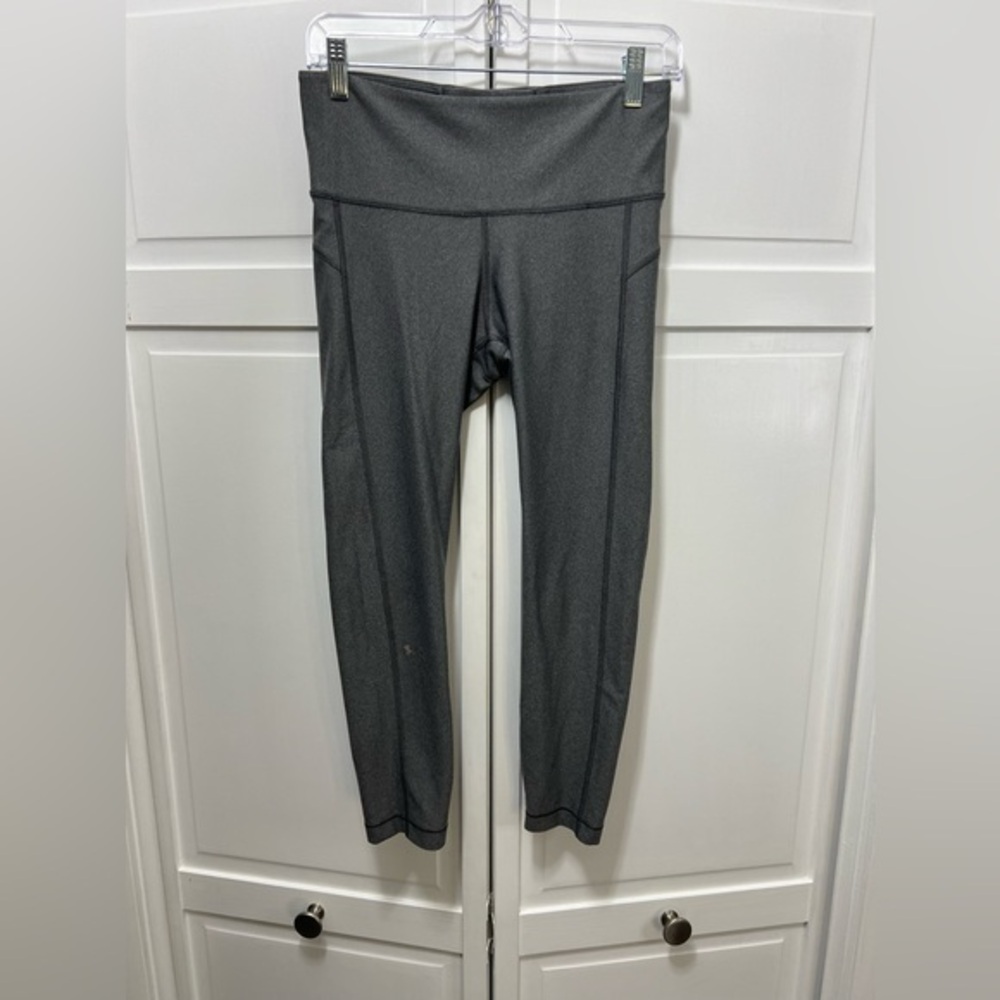 Under Armour Grey Compression,HEATGEAR Capri Leggings. Size medium